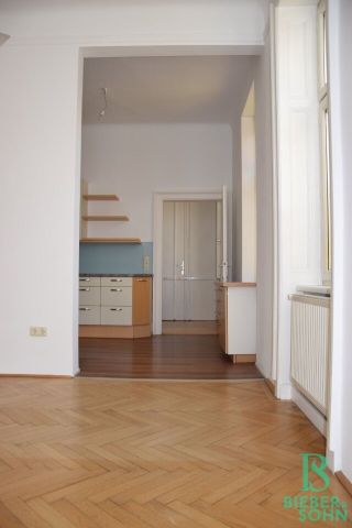 Herrlicher Garten steht zur Verfügung! Charmante, top renovierte, großzügige Altbauwohnung! - Photo 2