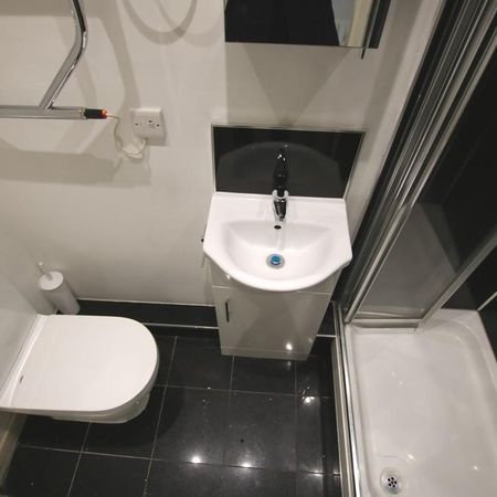 1 bedroom in a flat share to rent - Photo 4