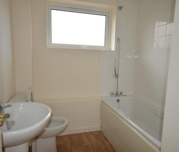 2 bedroom ground floor flat to rent - Photo 4