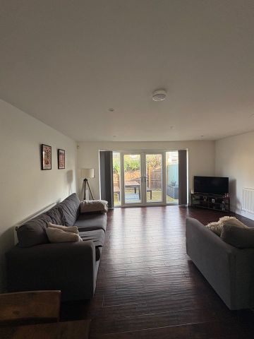 2 Bed Terraced House, Garratt Terrace, SW17 - Photo 2