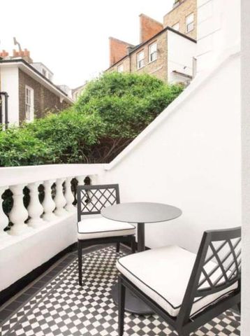 Immaculately presented apartment over the lower ground and ground floor with two balconies. - Photo 4