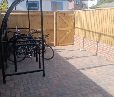 1 bedroom in a house share to rent - Photo 6