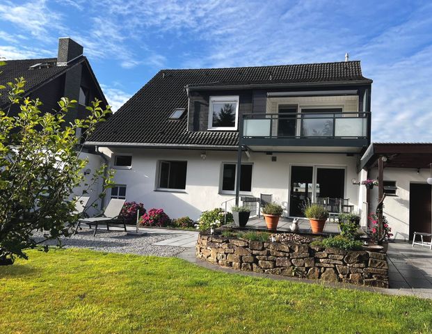 Ihr neues Zuhause zum Wohlfühlen – großzügige Dachgeschosswohnung im Zweifamilienhaus! - Photo 1