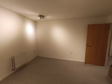 One Bedroom Flat for Rent in London, SE28 - Photo 5