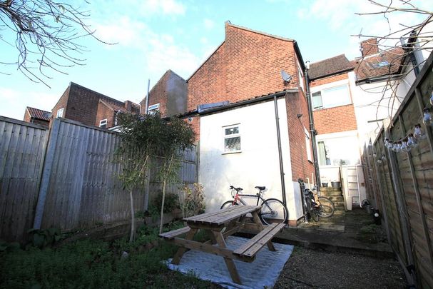 1 bedroom in a house share to rent - Photo 1