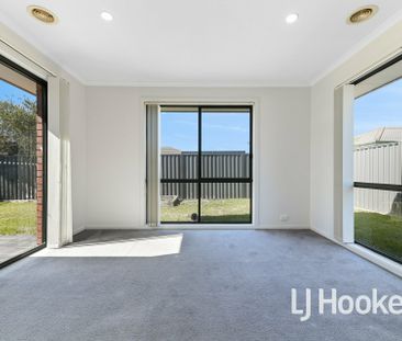 Lovely Three Bedroom Home - Photo 6