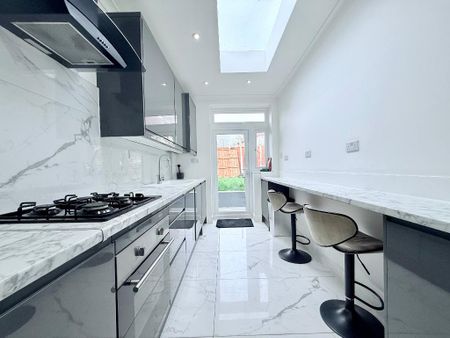 Westway, East Acton, London, W12 0SD - Photo 4