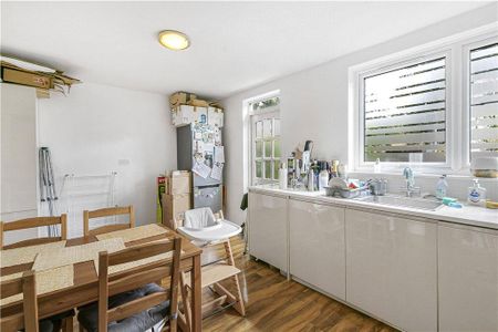 3 bedroom end of terrace house to rent - Photo 2