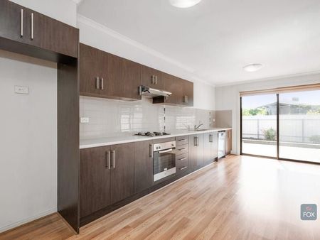 Modern low maintenance family home - Photo 2