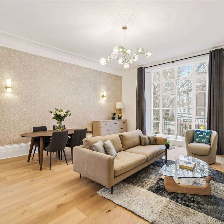 EXCLUSIVELY MANNAGED BY SAVILLS. HMO APPROVED. AVAILABLE NOW. NEWLY RENOVATED. A well-presented four-bedroom maisonette is situated in the heart of Connaught Village - Photo 1