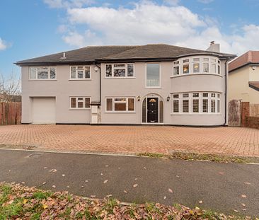 Five-Bedrooms Detached House - Photo 2