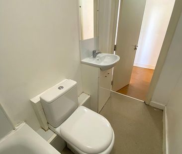 £850 PCM, Two Bedroom Second Floor Flat in Custom House, Dock View ... - Photo 5