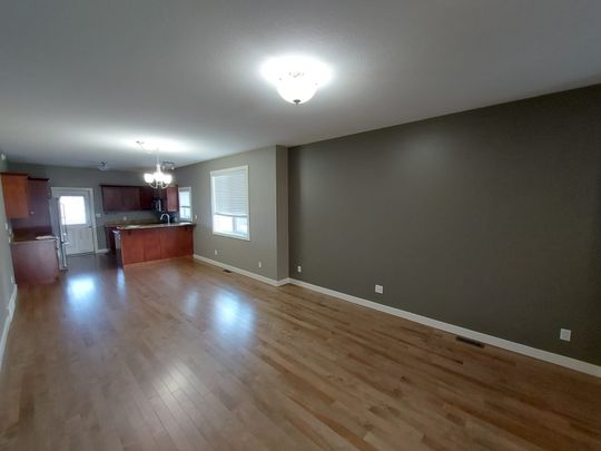 Beautiful 4 Bed Duplex in West Park! - Photo 1