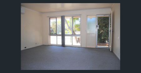 Comfortable living close to everyday amenities - Photo 2