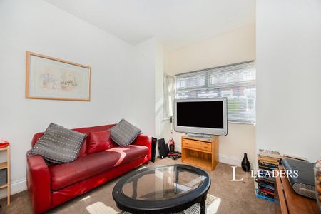 1 bedroom in a house share to rent - Photo 2