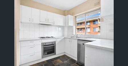 Renovated 2 bedroom apartment in centre of Dee Why - Photo 3