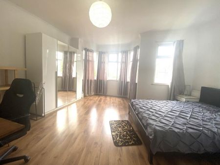 4 bedroom semi-detached house to rent - Photo 4