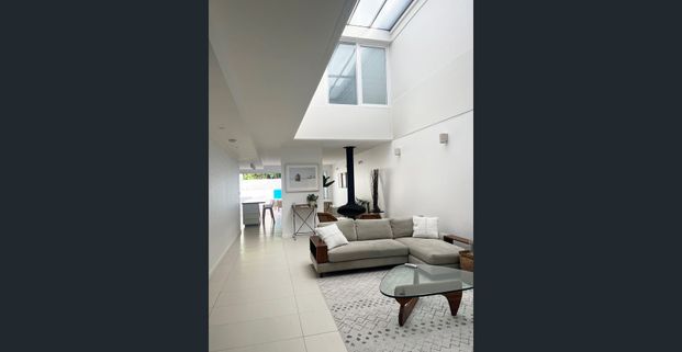 Large luxury resort style family home with pool - Photo 1