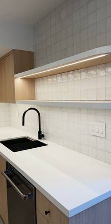 Bright Brand New 1 Bedroom Apartment Dundas West - Photo 1