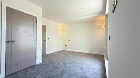 3 Bedroom Apartment - Penthouse - Photo 2