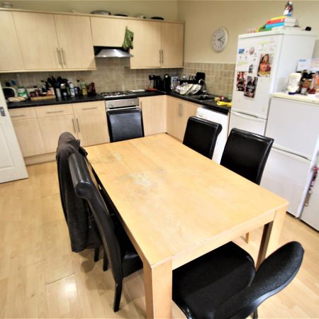 5 bedroom semi-detached house to rent - Photo 4