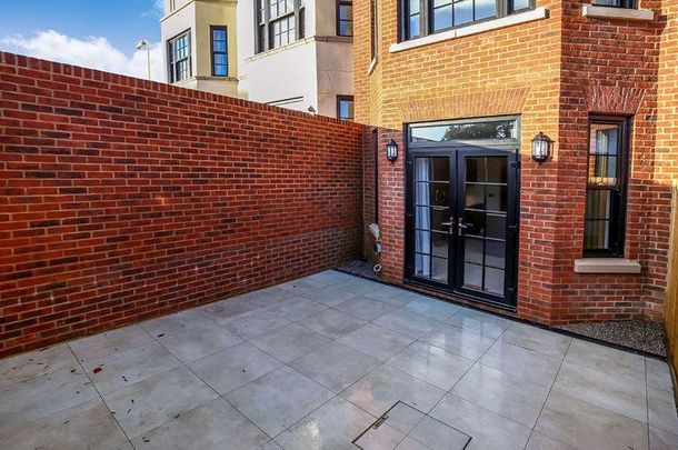 4 bedroom terraced house to rent - Photo 1