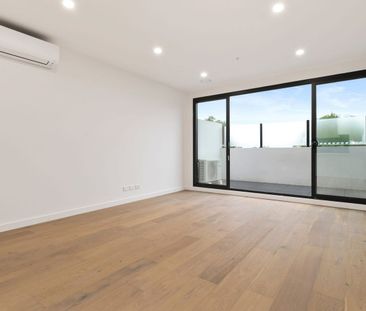 Bright & Spacious Two Bedroom Apartment - Photo 1