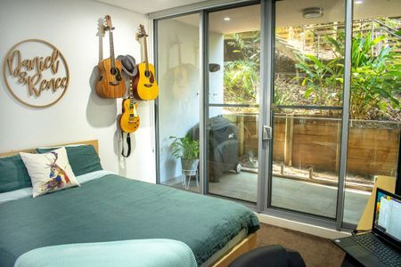 Designer apartment with tranquil garden vistas - Photo 3