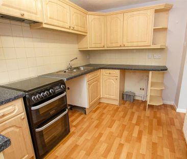 4 bedroom semi-detached house to rent - Photo 4