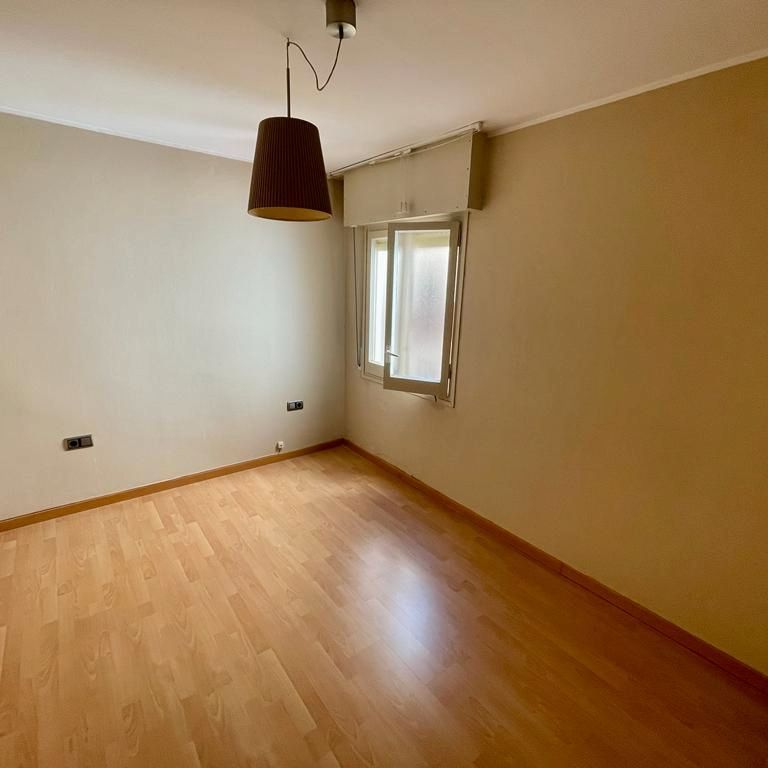 Piso de alquiler en Carrer del Rosselló, Centre - Estació - Photo 1