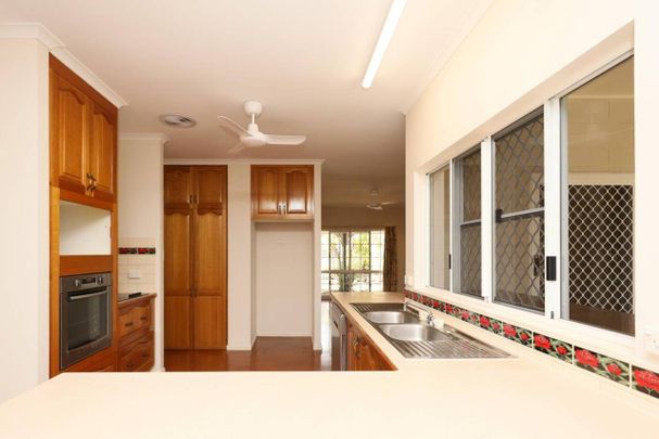Spacious Family Home with Elevated Views in White Rock – Available 11 September - Photo 1