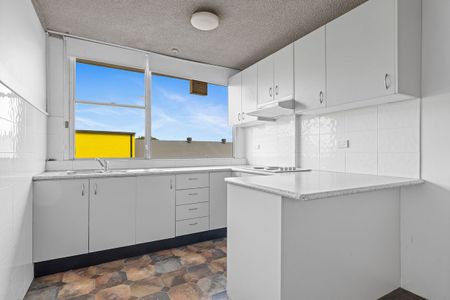 A spacious floor plan featuring two generously sized bedrooms - Photo 4