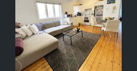 SPACIOUS TWO BEDROOM APARTMENT JUST A STROLL TO BONDI BEACH. - Photo 5