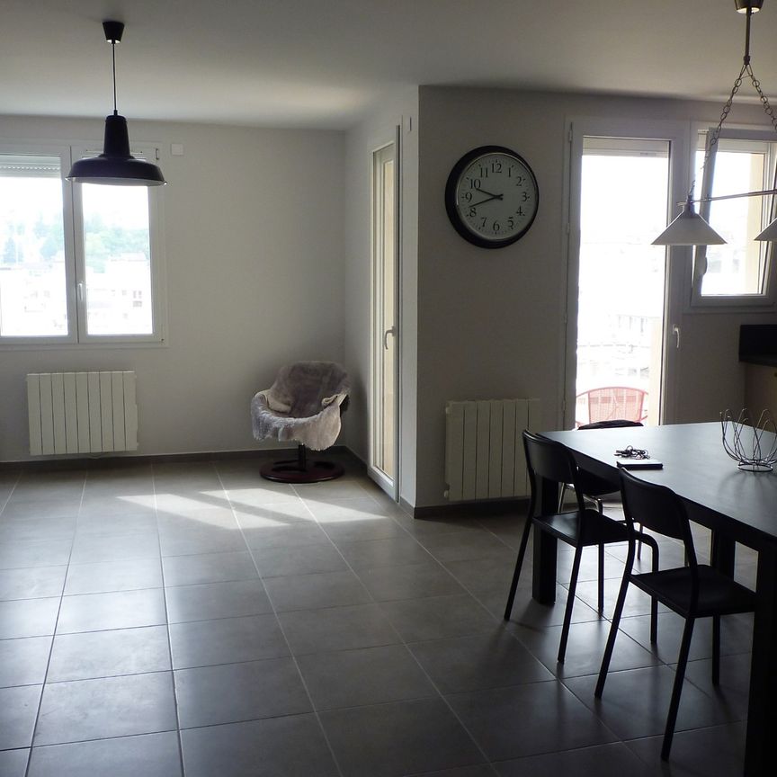 Appartement avec 2 chambres et balcon, à proximité des commerces et de la gare routière. - Photo 1