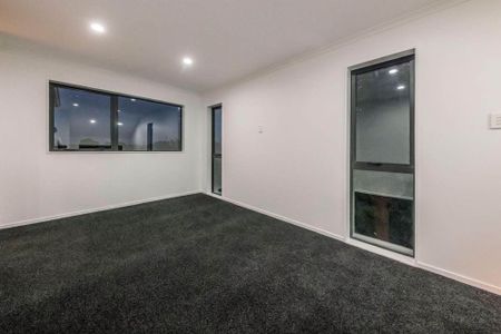 Spacious 5-Bedroom Family Home for Rent in Point England - Photo 5