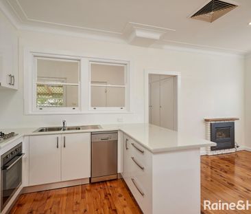 CHARMING FAMILY HOME IN A PRIME LOCATION - Photo 3