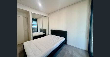 (Fully Furnished) Light Filled Large Three Bedroom Apartment with 2.5 Bathroom - Photo 4