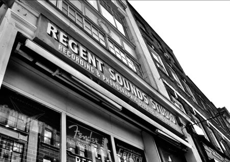 A unique short let experience Bending a sense of psychedelia into modernity and stemming from a love of 60’s and 70’s London culture - Photo 5