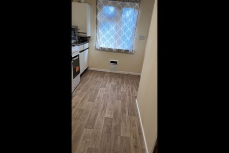 Room in a Shared House, Stoneycroft Close, SE12 - Photo 4
