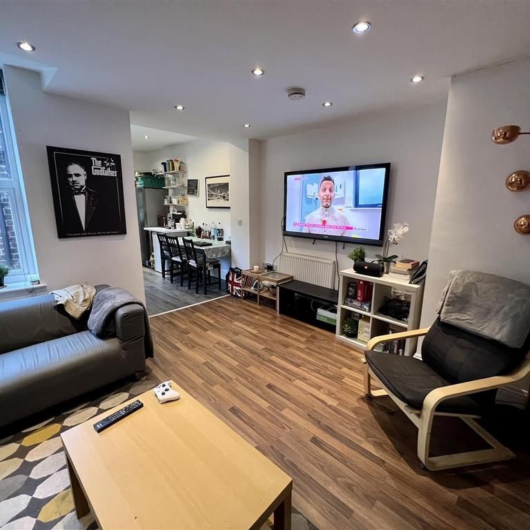 6 bedroom maisonette to rent - Photo 1