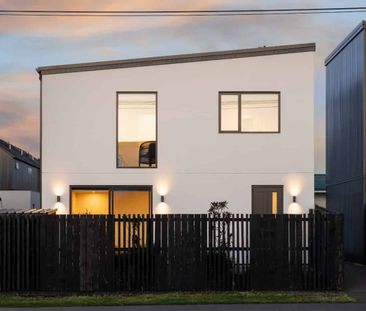 Modern Two Bedroom, Two Bathroom Townhouse - Photo 2