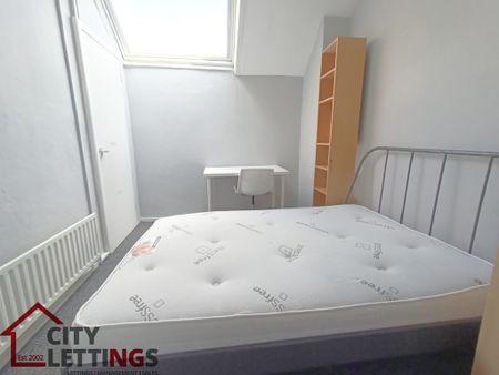 4 Bedroom End Terraced House - Photo 2