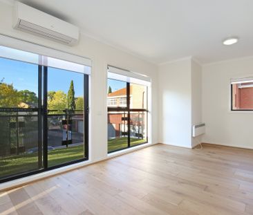 RESORT-STYLE LIVING IN SOUGHT-AFTER FAIRFIELD VIEWS. - Photo 1