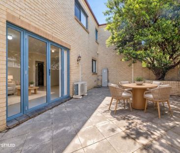 Spacious three-bedroom townhouse in a quiet & convenient location - Photo 1