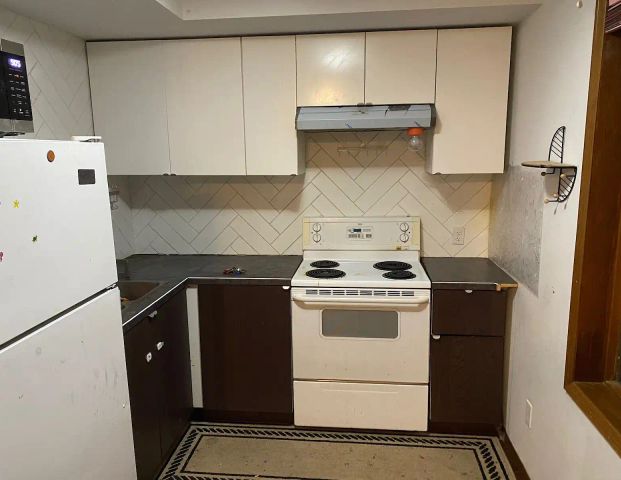 ** ROOM FOR RENT TOP UNIT, NEAR AIRPORT, DEERFOOT CITY MALL *** — 3 Bedrooms Room For Rent - Photo 1