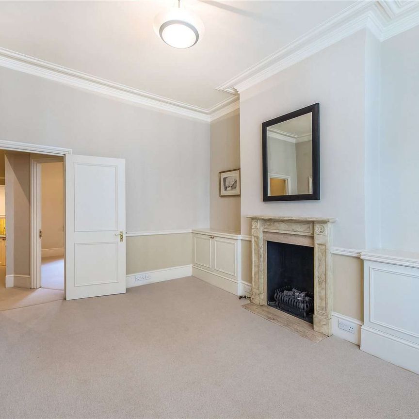 A smart one bedroom flat a short distance from Sloane Square and the Kings Road. - Photo 1