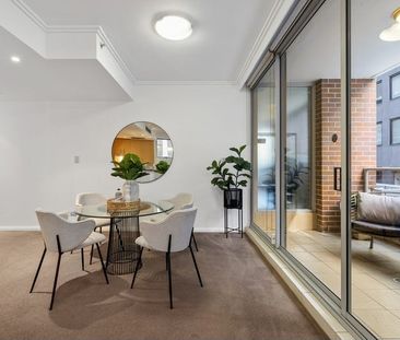 Massive Two - Level Apartment - Photo 2