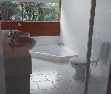 Spacious 4 Bedroom Home - Photo 6