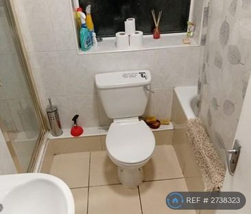 1 bedroom in a house share to rent - Photo 2