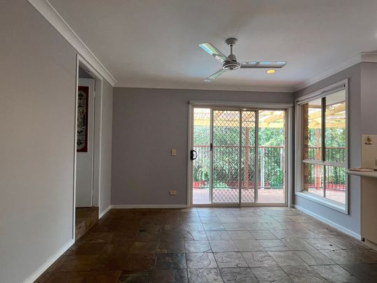 Family Home in Cul-De-Sac with a Pool - Photo 1